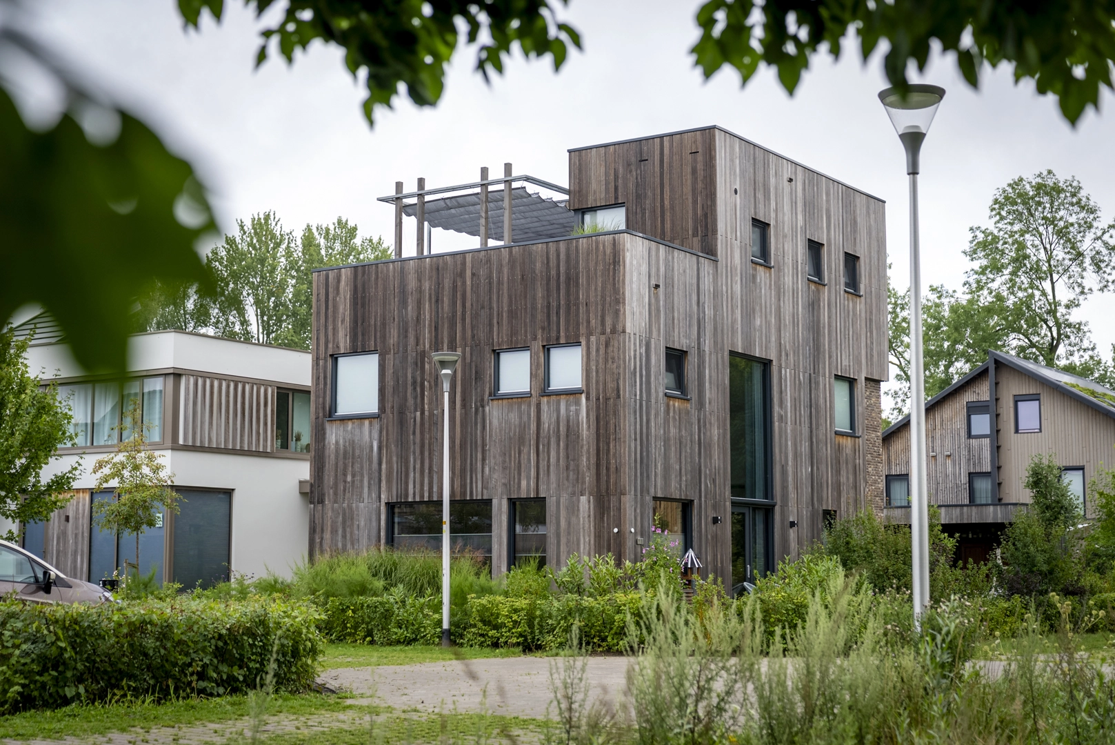 Nieuwbouwwoning met houten gevelbekleding